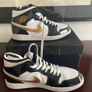Air Jordan 1 Mid SE